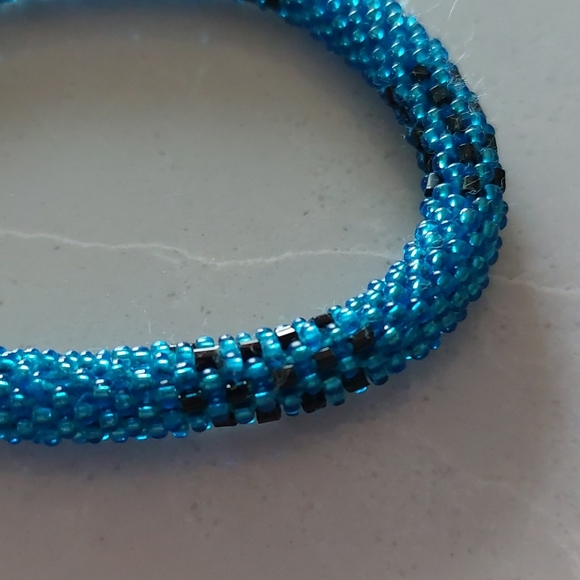 Blue and Black Beaded Bracelet - Picture 3 of 3
